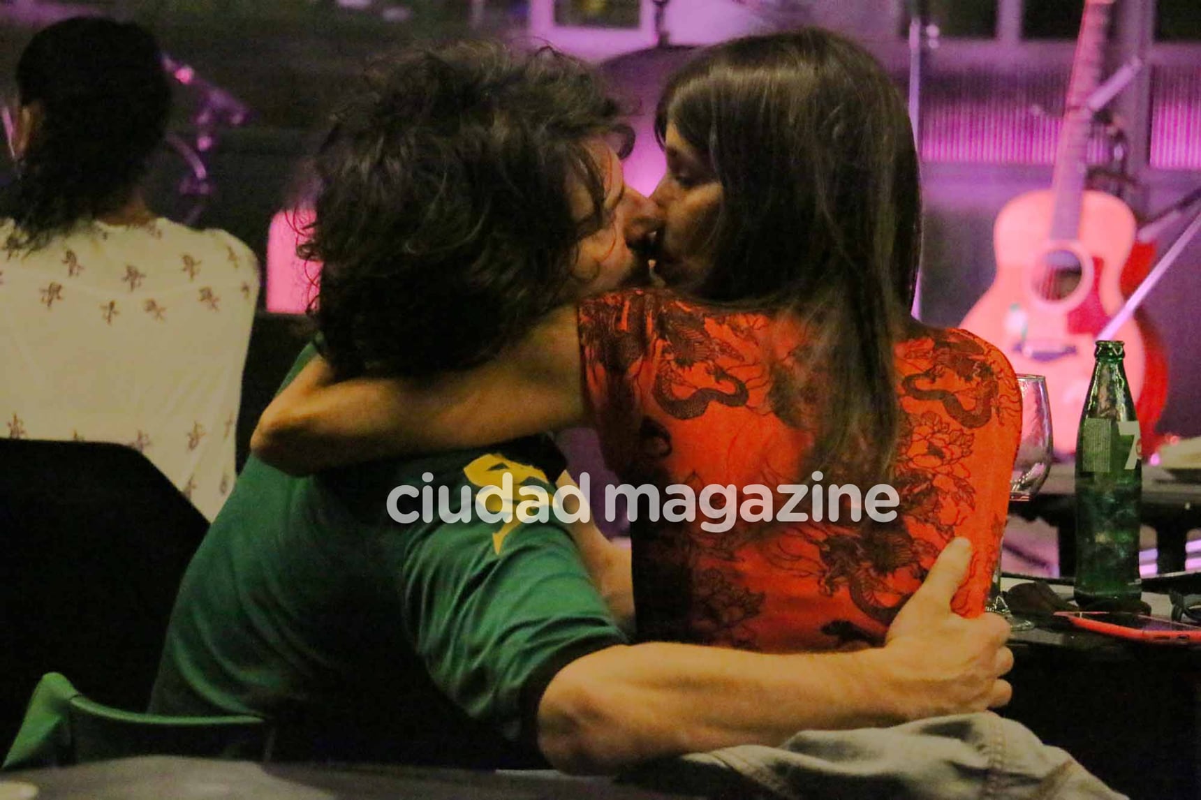 Las fotos a los besos de Valentina Bassi y Fabio Di Tomaso. Foto: Movilpress