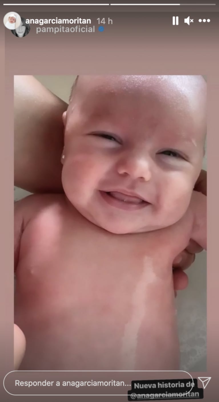 Las fotos de Ana, la hija de Pampita, en un baño a pura felicidad