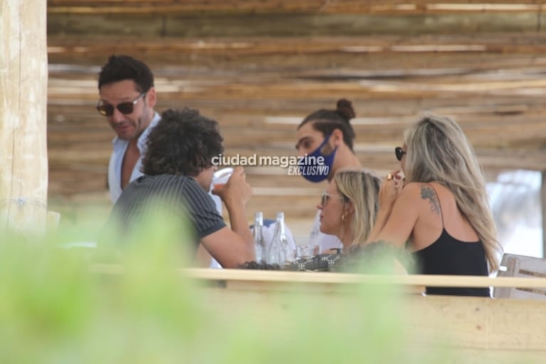 Las fotos de Benjamín Vicuña y su novia, Eli Sulichin: romántico almuerzo en José Ignacio