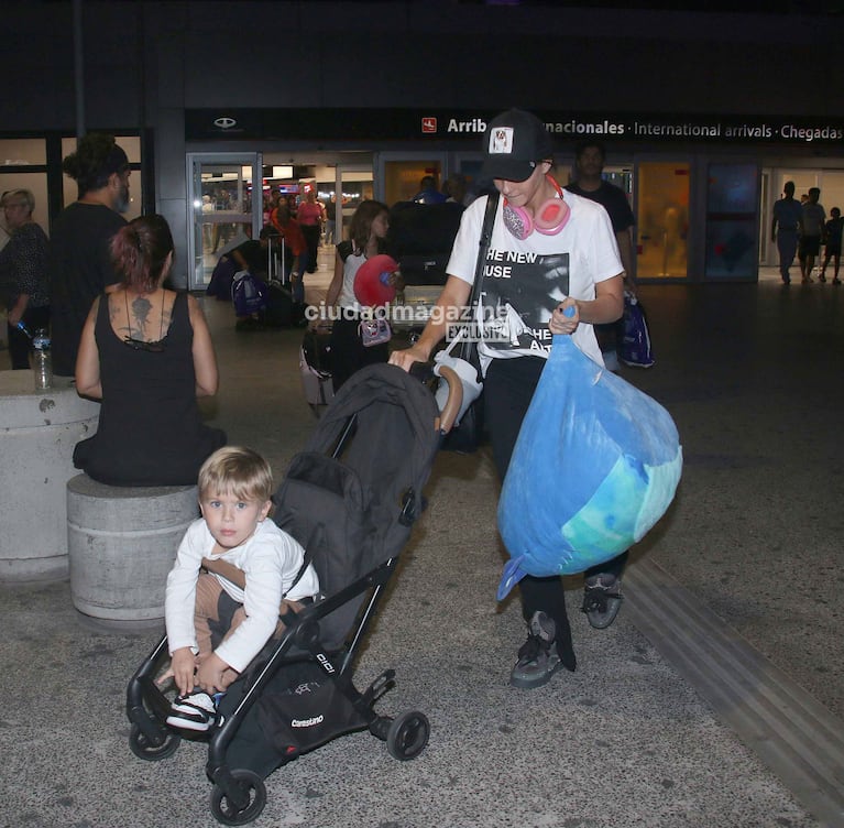 Las fotos de China Suárez con sus hijos en Ezeiza tras una estadía en Miami: muchas valijas y un buen gesto