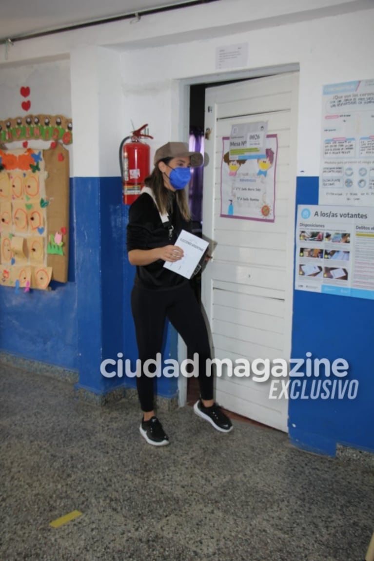 Las fotos de Cinthia Fernández votando en su primera elección como precandidata a diputada: look deportivo y muy relajada