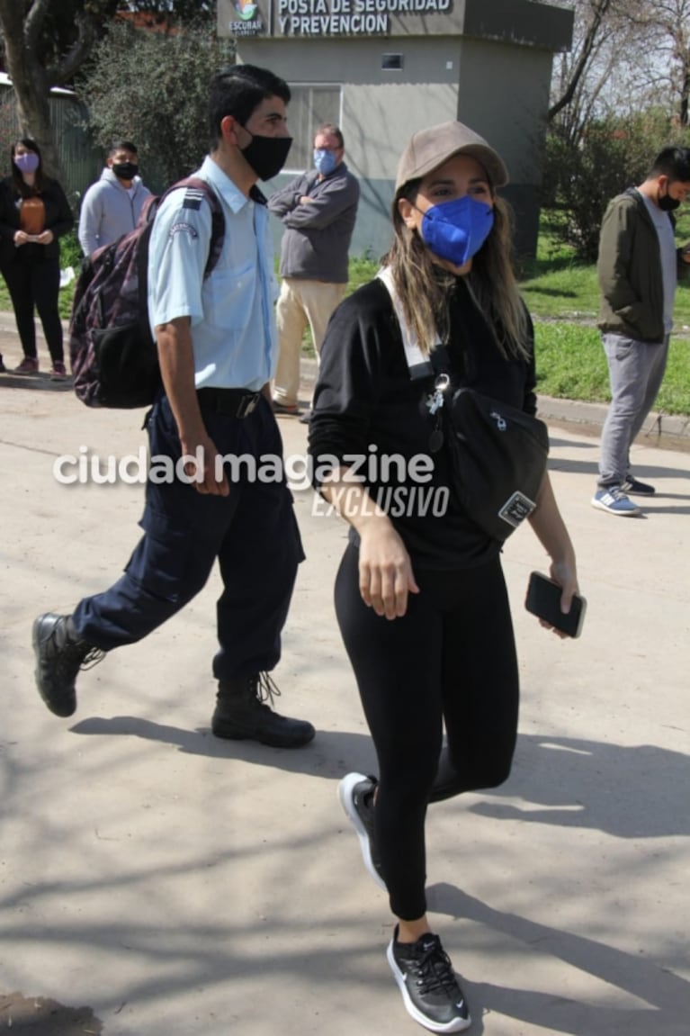 Las fotos de Cinthia Fernández votando en su primera elección como precandidata a diputada: look deportivo y muy relajada