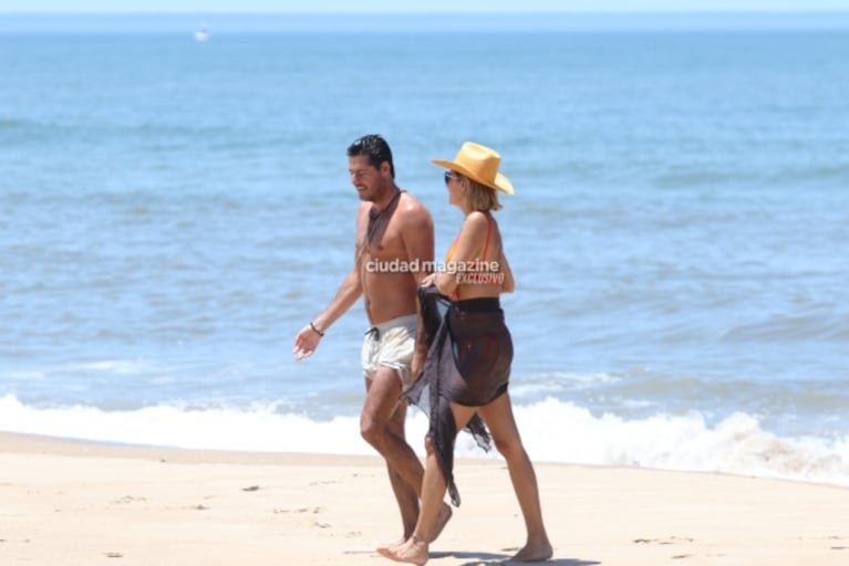 Las fotos de Dolores Barreiro y su novio, Santiago Gómez Romero, enamorados en la playa