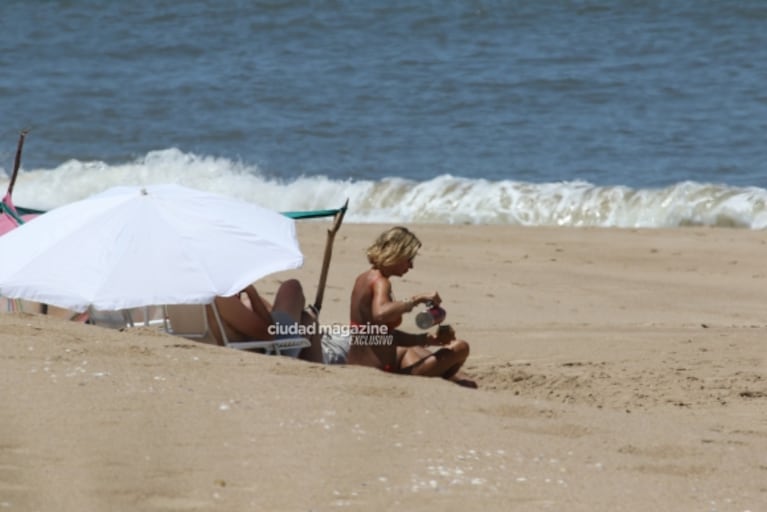 Las fotos de Dolores Barreiro y su novio, Santiago Gómez Romero, enamorados en la playa