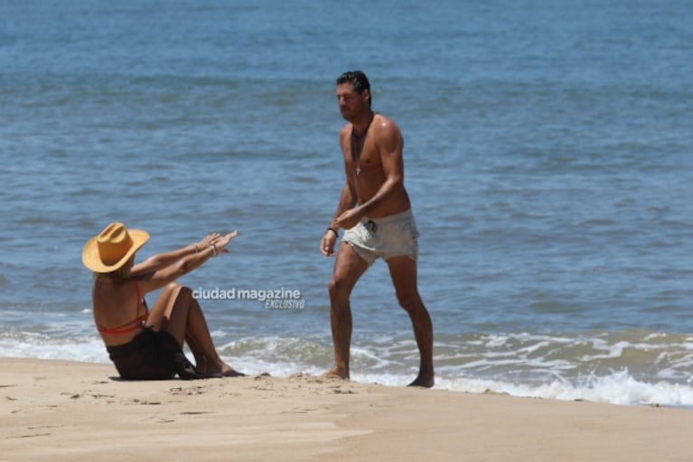 Las fotos de Dolores Barreiro y su novio, Santiago Gómez Romero, enamorados en la playa