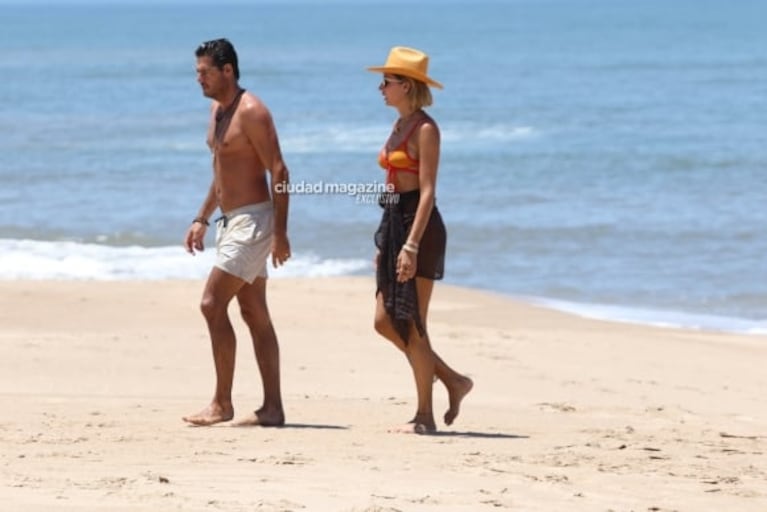 Las fotos de Dolores Barreiro y su novio, Santiago Gómez Romero, enamorados en la playa