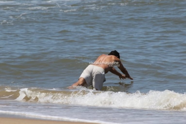 Las fotos de Dolores Barreiro y su novio, Santiago Gómez Romero, enamorados en la playa