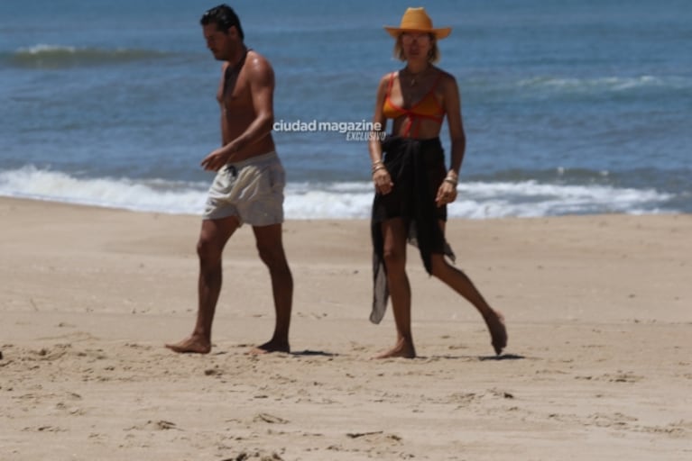 Las fotos de Dolores Barreiro y su novio, Santiago Gómez Romero, enamorados en la playa