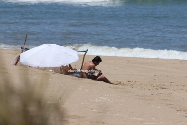 Las fotos de Dolores Barreiro y su novio, Santiago Gómez Romero, enamorados en la playa