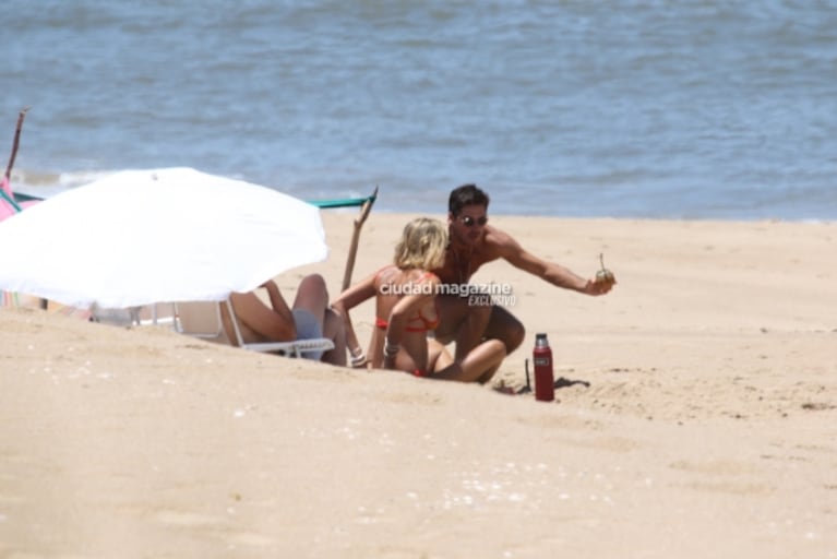 Las fotos de Dolores Barreiro y su novio, Santiago Gómez Romero, enamorados en la playa