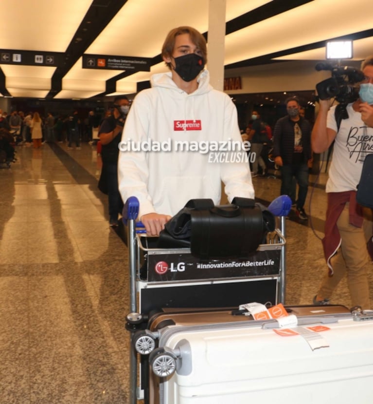 Las fotos de Felipe Fort en su regreso a la Argentina tras la muerte de Gustavo Martínez: habló del enojo de la familia de su tutor 