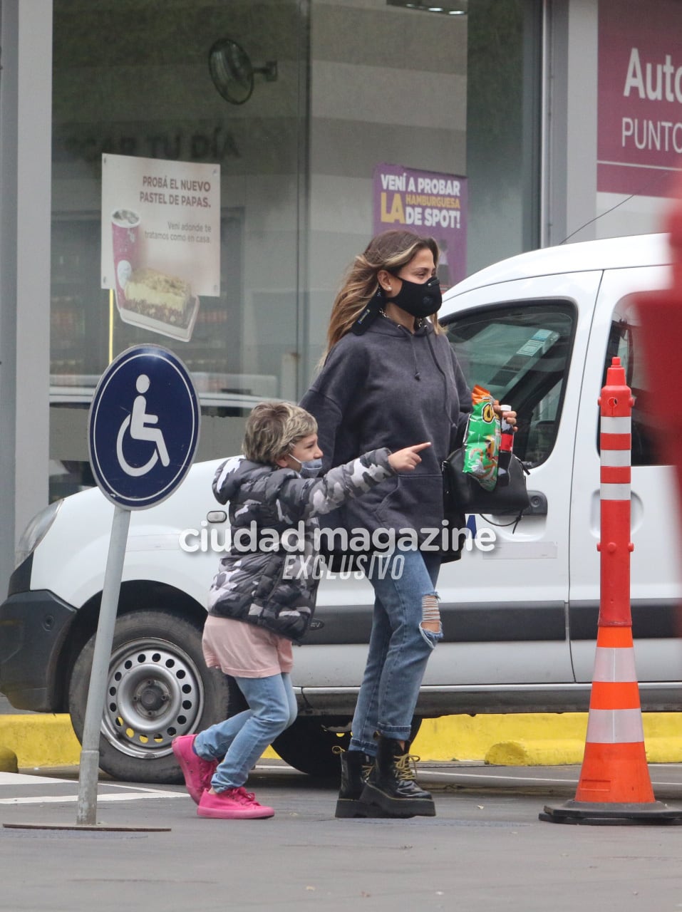 Las fotos de Jimena Barón y Momo camino al asado del jurado de La Academia (Foto: Movilpress)