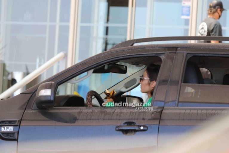 Las fotos de Juana Viale lavando su camioneta en Punta del Este: actitud relajada y look canchero