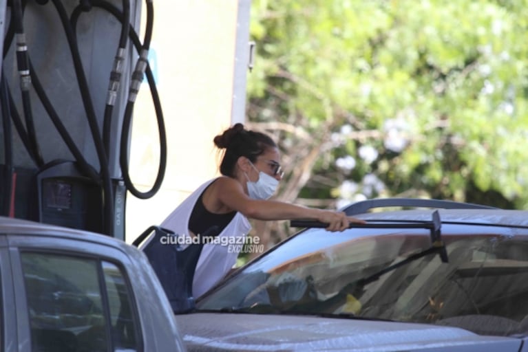 Las fotos de Juana Viale lavando su camioneta en Punta del Este: actitud relajada y look canchero