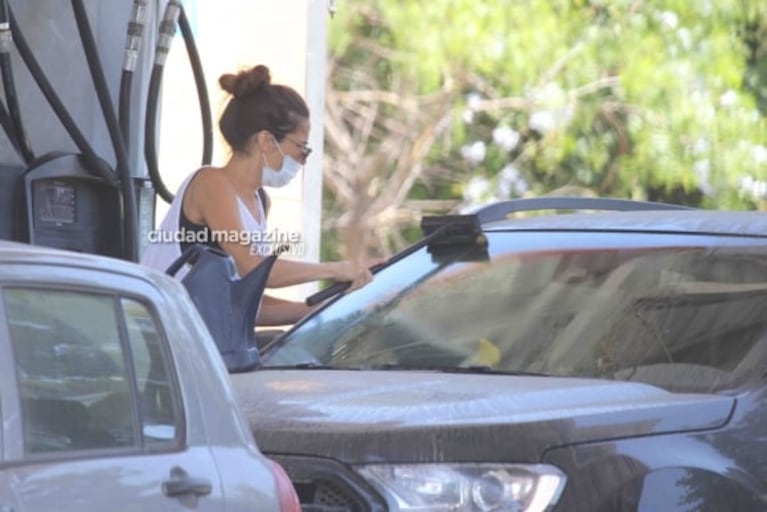 Las fotos de Juana Viale lavando su camioneta en Punta del Este: actitud relajada y look canchero