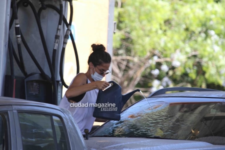 Las fotos de Juana Viale lavando su camioneta en Punta del Este: actitud relajada y look canchero