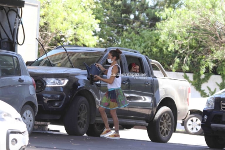 Las fotos de Juana Viale lavando su camioneta en Punta del Este: actitud relajada y look canchero