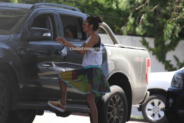 Las fotos de Juana Viale lavando su camioneta en Punta del Este: actitud relajada y look canchero