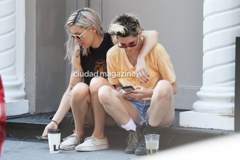 Las fotos de Kristen Stewart a los besos con una guionista, a un mes de su estadía playera con Stella Maxwell