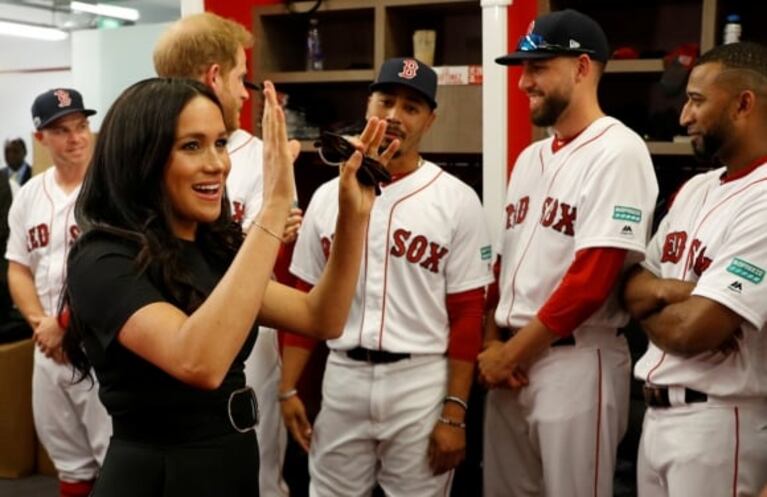 Las fotos de la aparición sorpresa de Meghan Markle y el príncipe Harry en un partido de béisbol