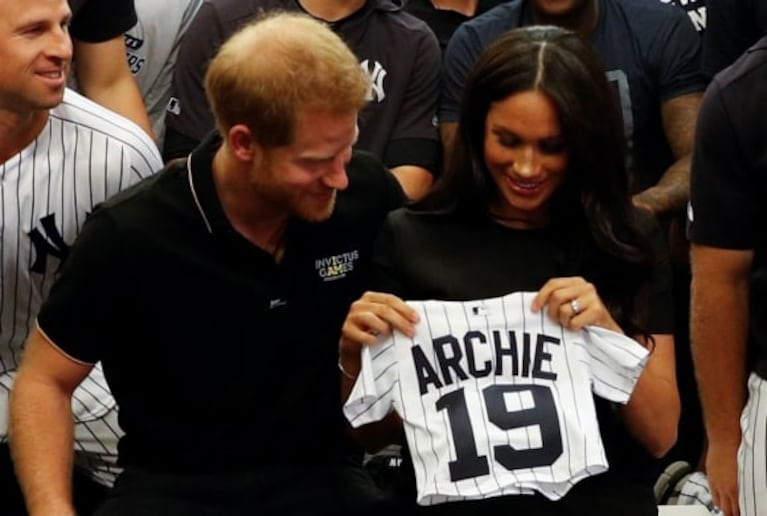 Las fotos de la aparición sorpresa de Meghan Markle y el príncipe Harry en un partido de béisbol