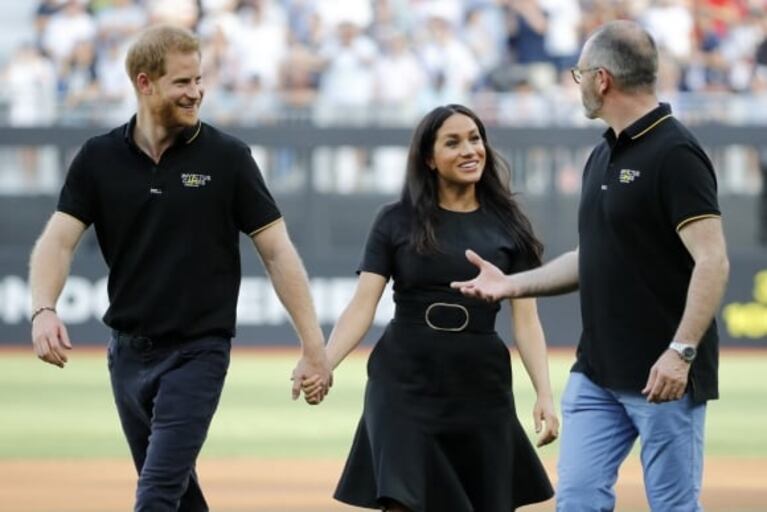 Las fotos de la aparición sorpresa de Meghan Markle y el príncipe Harry en un partido de béisbol