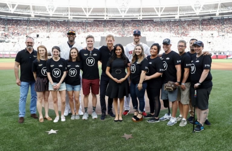 Las fotos de la aparición sorpresa de Meghan Markle y el príncipe Harry en un partido de béisbol