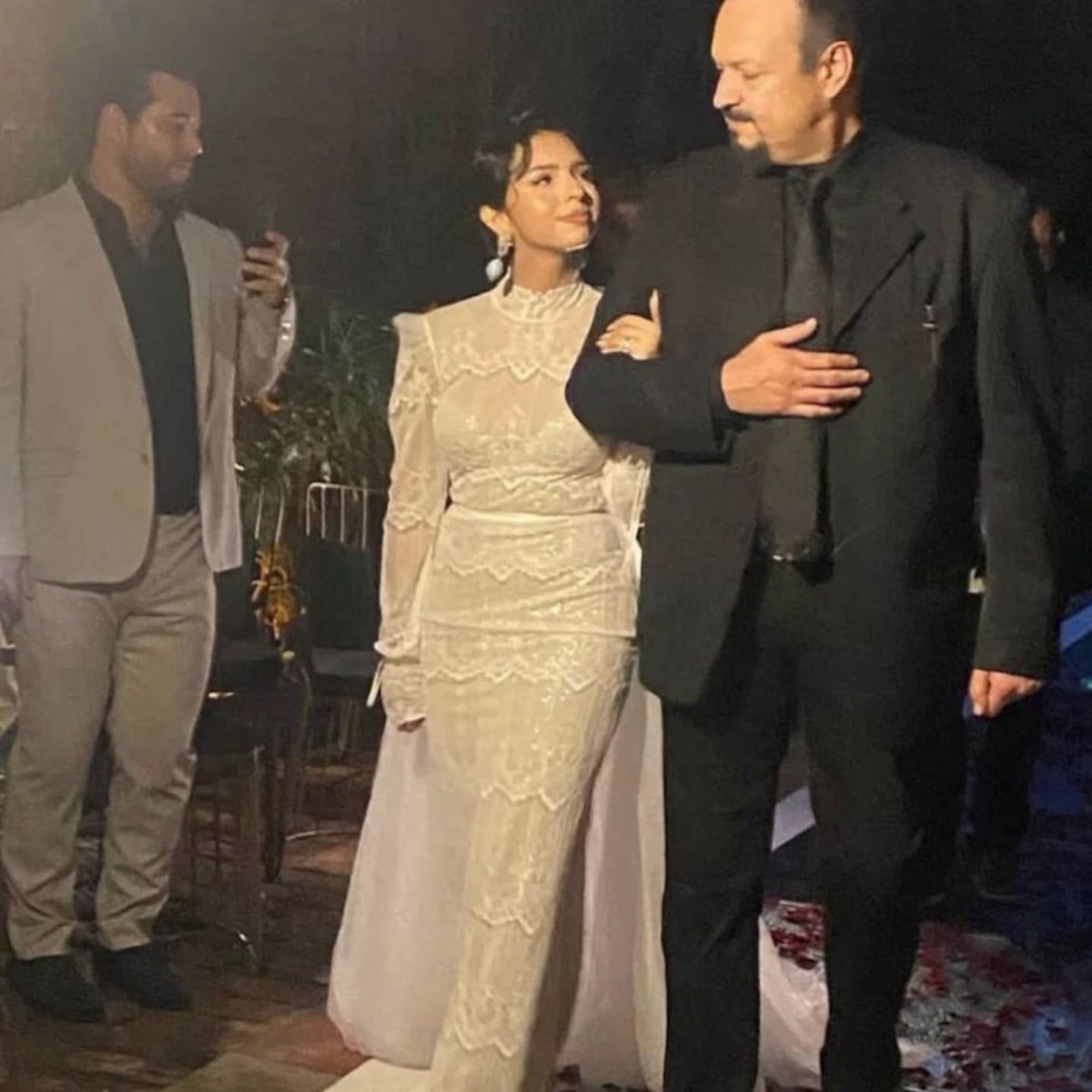 Por qué el vestido que Ángela Aguilar usó para su boda con Christian Nodal  causó revuelo en redes | Ciudad Magazine