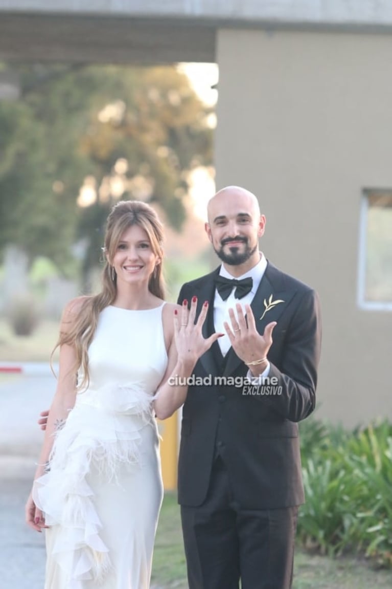 Las fotos de la fiesta de boda súper íntima de Abel Pintos y Mora Calabrese: elegancia y romance al atardecer