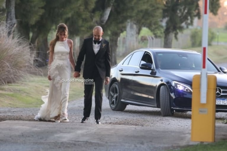 Las fotos de la fiesta de boda súper íntima de Abel Pintos y Mora Calabrese: elegancia y romance al atardecer