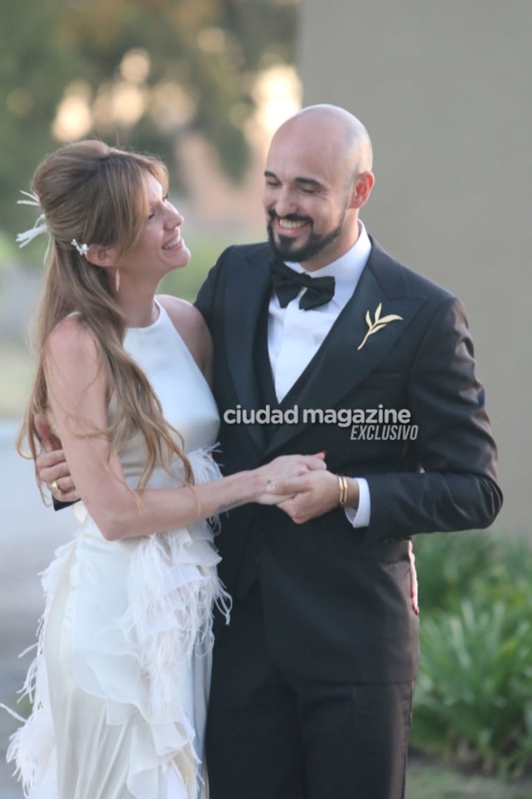 Las fotos de la fiesta de boda súper íntima de Abel Pintos y Mora Calabrese: elegancia y romance al atardecer