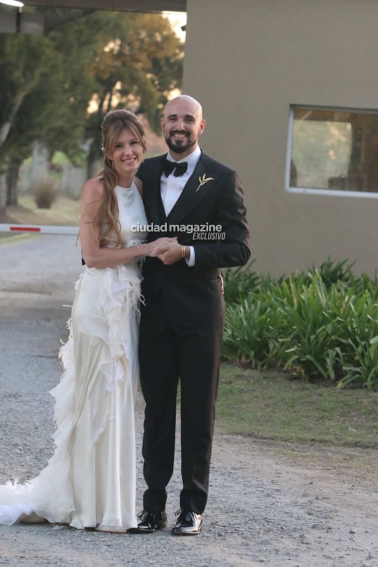 Las fotos de la fiesta de boda súper íntima de Abel Pintos y Mora Calabrese: elegancia y romance al atardecer