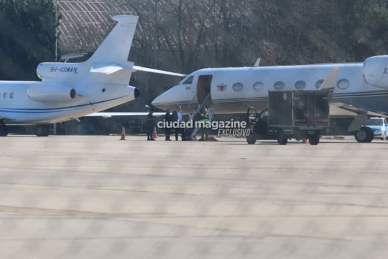 Las fotos de la llegada de Luis Miguel a la Argentina: look total black y amplia sonrisa