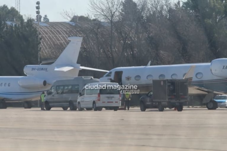 Las fotos de la llegada de Luis Miguel a la Argentina: look total black y amplia sonrisa