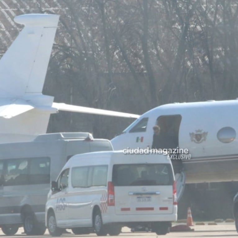 Las fotos de la llegada de Luis Miguel a la Argentina: look total black y amplia sonrisa