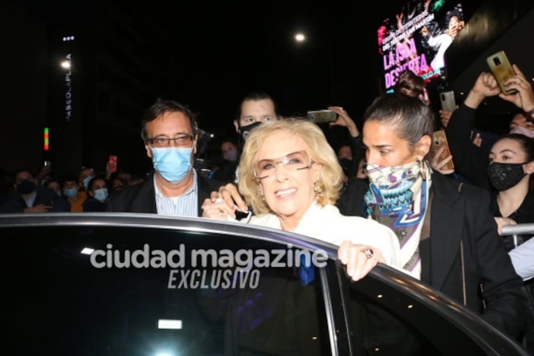 Las fotos de la primera salida pública de Mirtha Legrand: fue al teatro acompañada de Juana Viale