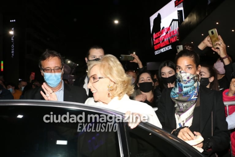 Las fotos de la primera salida pública de Mirtha Legrand: fue al teatro acompañada de Juana Viale