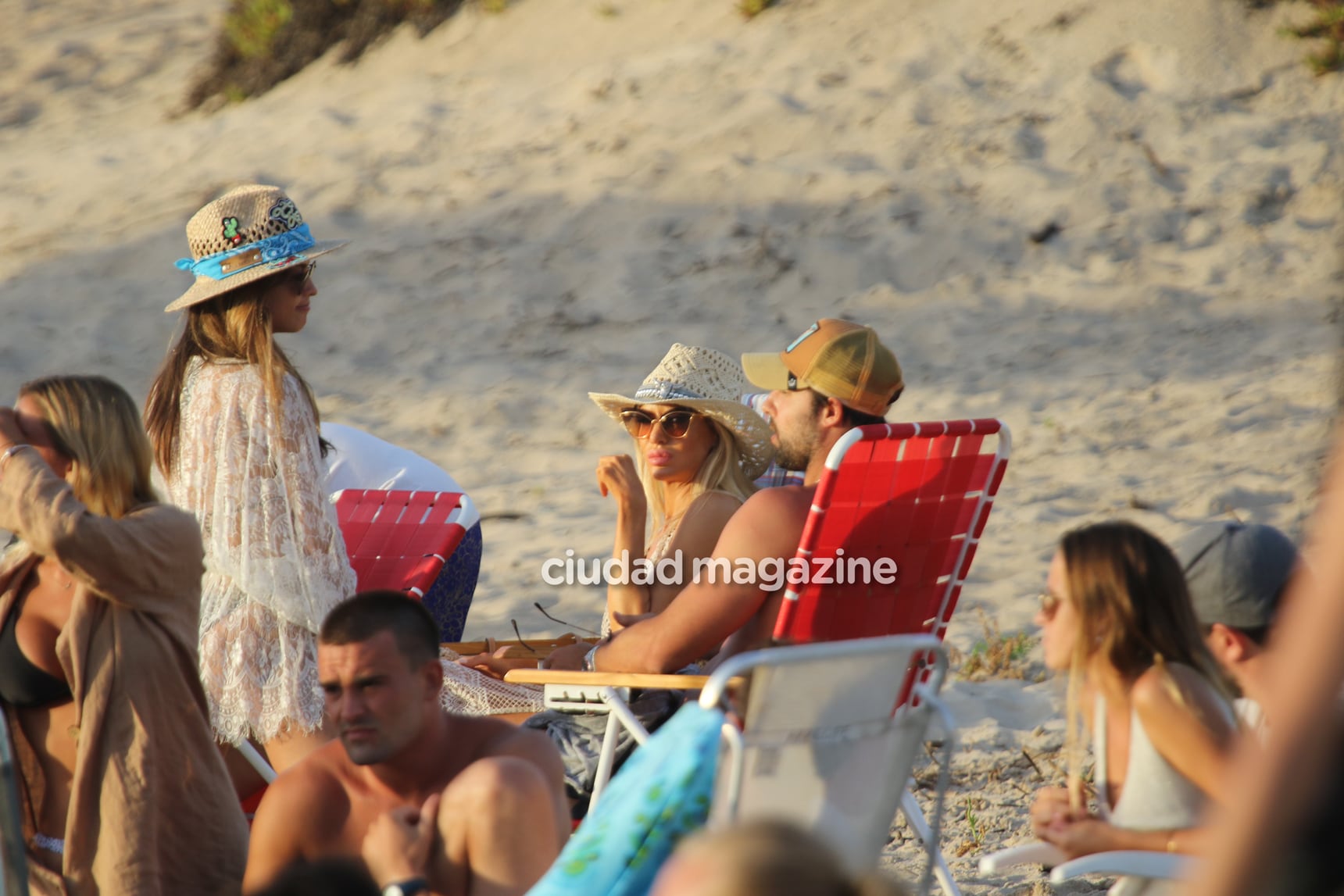 Las fotos de la tarde de playa de Luciana Salazar en Punta del Este. (Foto: GM Press)