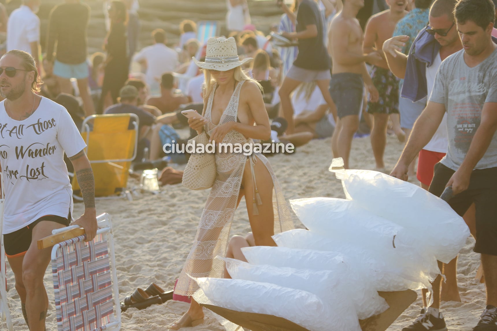 Las fotos de la tarde de playa de Luciana Salazar en Punta del Este. (Foto: GM Press)