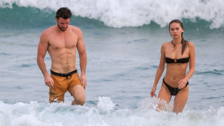 Las fotos de las vacaciones de Liam Hemsworth y Gabriella Brooks en una playa de Australia