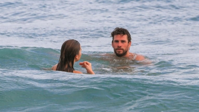 Las fotos de las vacaciones de Liam Hemsworth y Gabriella Brooks en una playa de Australia