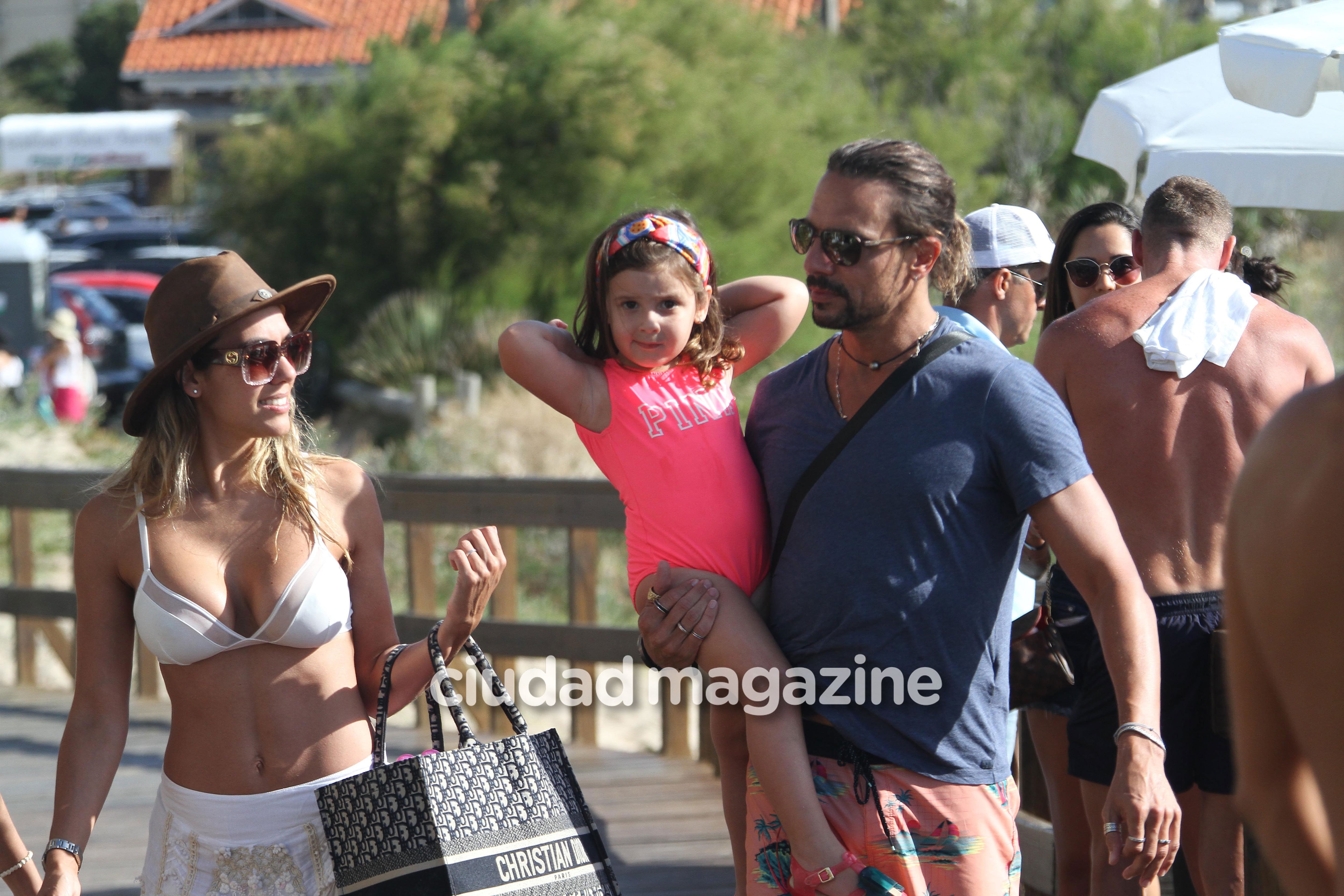 Las fotos de los besos de reconciliación de Floppy Tesouro y Rodrigo Fernández Prieto, con su hija Moorea en Punta del Este. (Foto: GM Press)