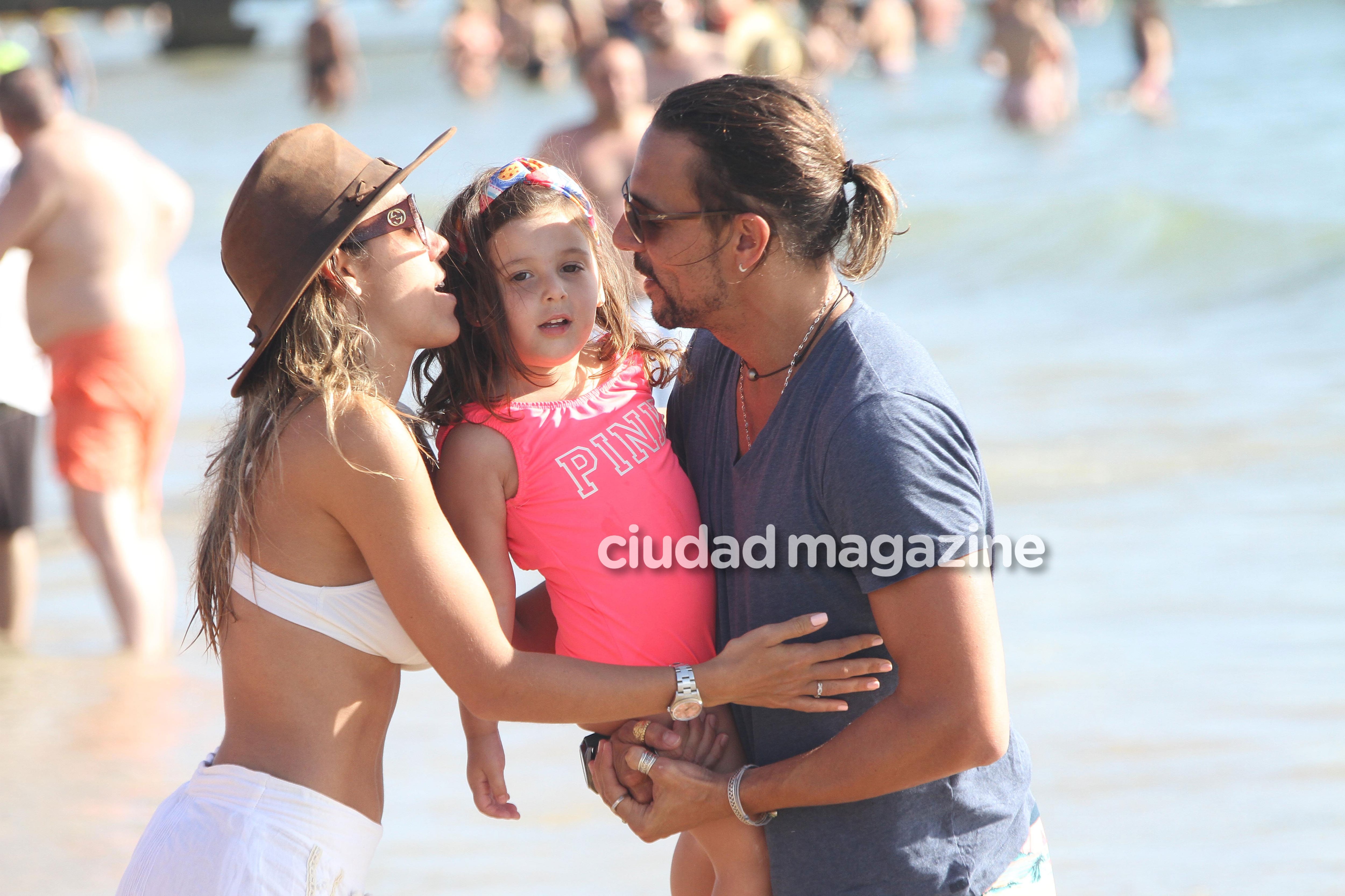 Las fotos de los besos de reconciliación de Floppy Tesouro y Rodrigo Fernández Prieto, con su hija Moorea en Punta del Este. (Foto: GM Press)