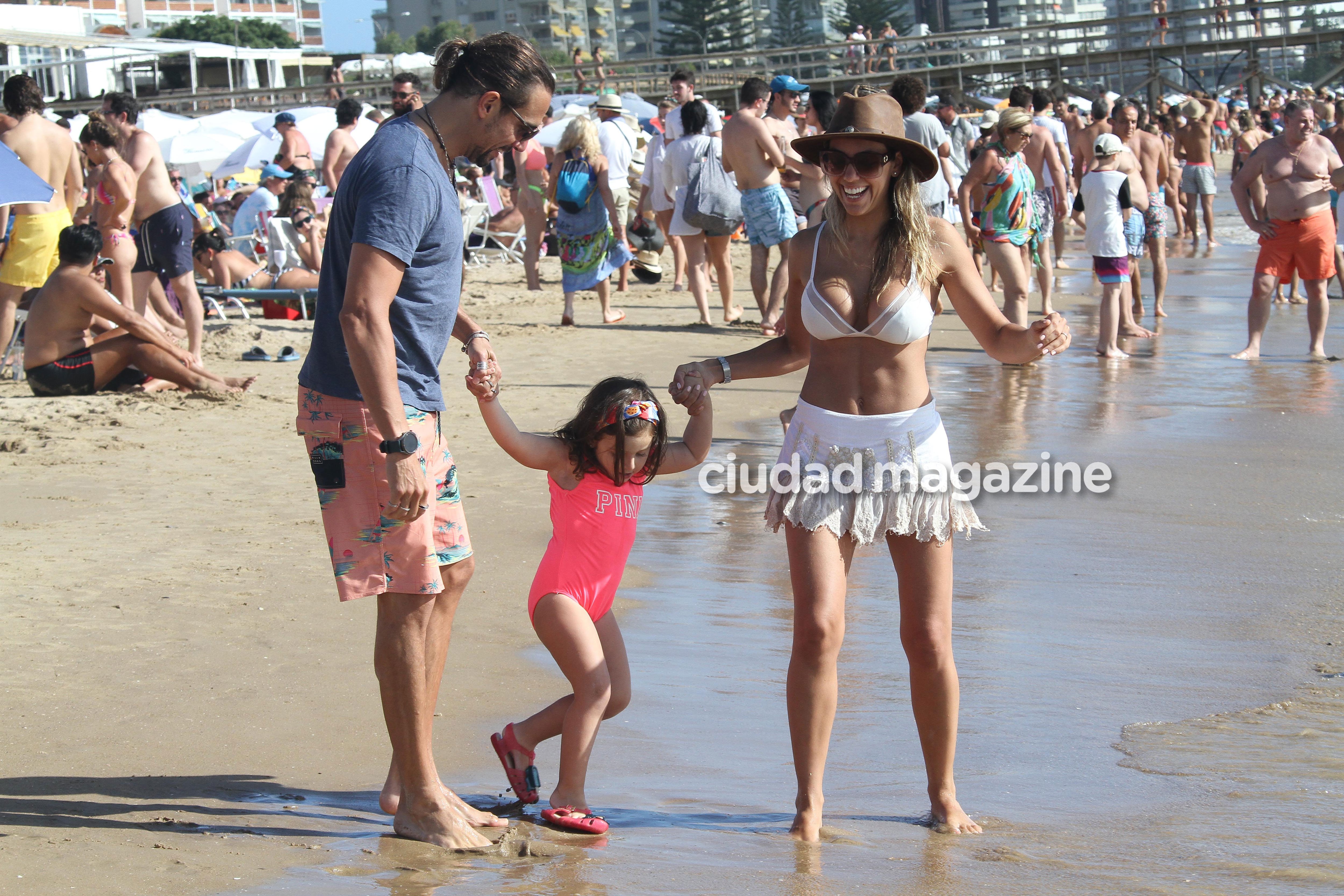 Las fotos de los besos de reconciliación de Floppy Tesouro y Rodrigo Fernández Prieto, con su hija Moorea en Punta del Este. (Foto: GM Press)