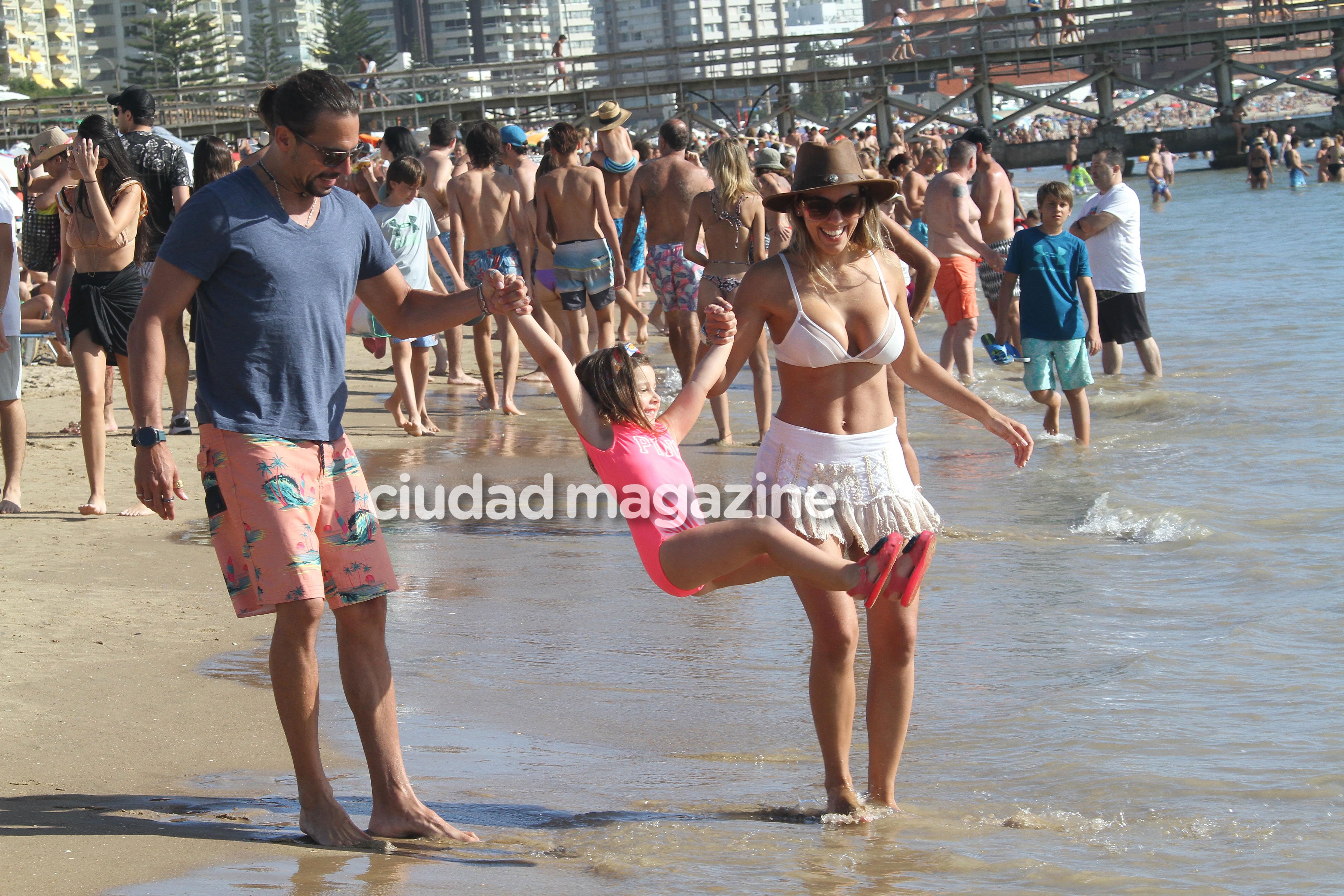 Las fotos de los besos de reconciliación de Floppy Tesouro y Rodrigo Fernández Prieto, con su hija Moorea en Punta del Este. (Foto: GM Press)