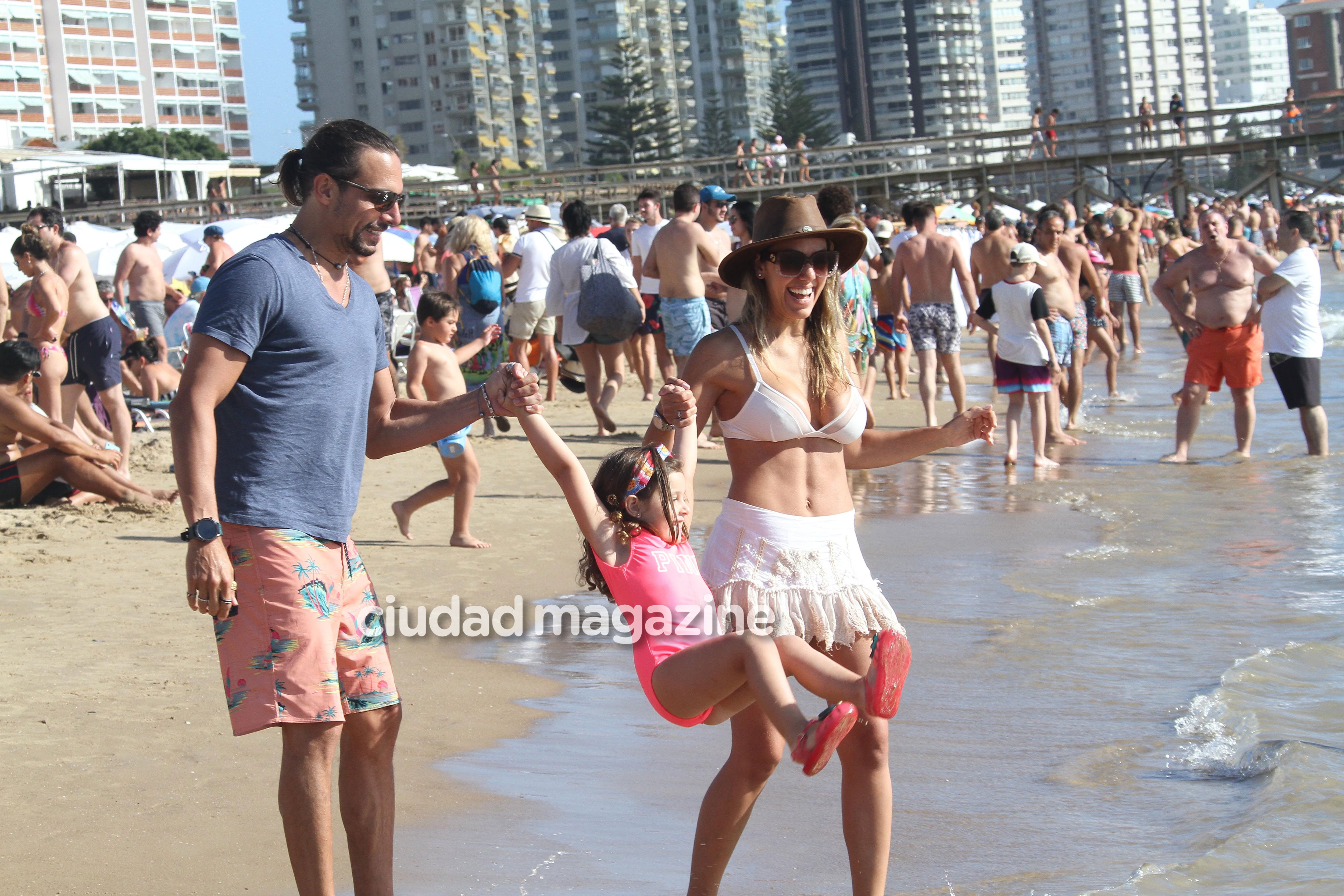 Las fotos de los besos de reconciliación de Floppy Tesouro y Rodrigo Fernández Prieto, con su hija Moorea en Punta del Este. (Foto: GM Press)