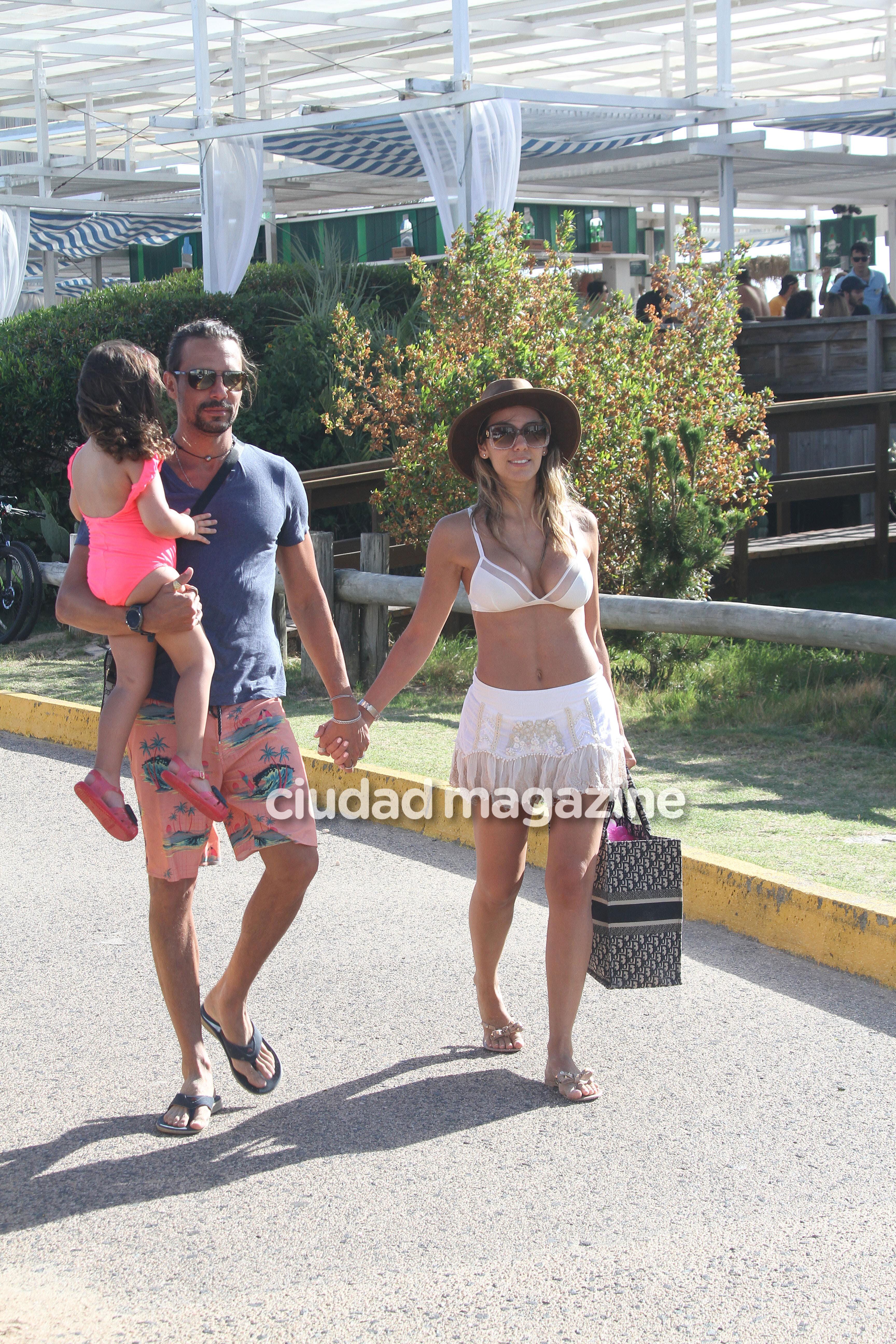 Las fotos de los besos de reconciliación de Floppy Tesouro y Rodrigo Fernández Prieto, con su hija Moorea en Punta del Este. (Foto: GM Press)