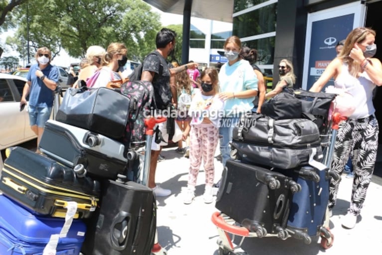 Las fotos de Mica Viciconte y Fabián Cubero regresando de Brasil tras sus vacaciones: pancita y familia ensamblada