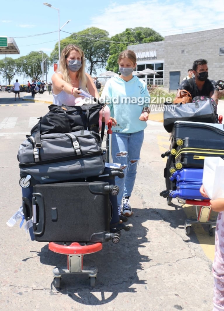 Las fotos de Mica Viciconte y Fabián Cubero regresando de Brasil tras sus vacaciones: pancita y familia ensamblada