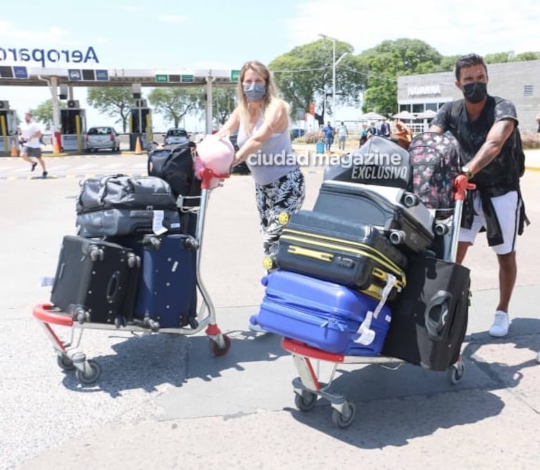 Las fotos de Mica Viciconte y Fabián Cubero regresando de Brasil tras sus vacaciones: pancita y familia ensamblada